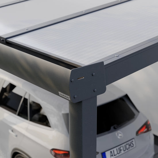 Seitenansicht der Regenrinnen-Seitenkappe eines Alufuchs Carports im Curved Design mit Doppelstegplatten Opal