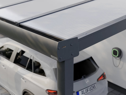 Seitenansicht der Regenrinnen-Seitenkappe eines Alufuchs Carports im Curved Design mit Doppelstegplatten Opal