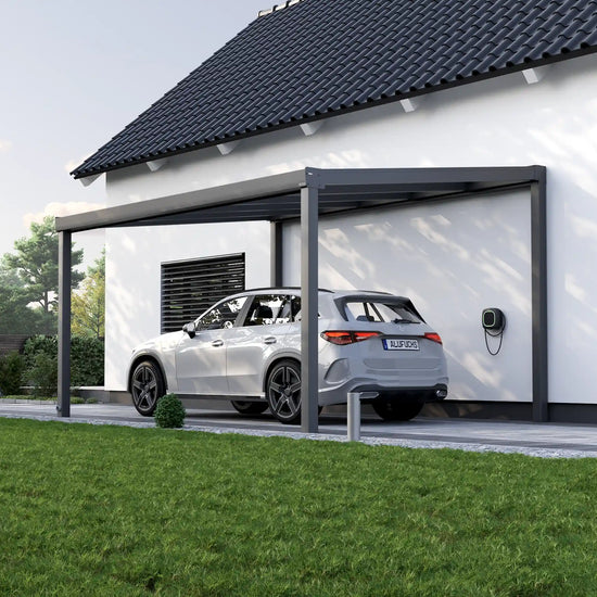 Alufuchs Carport Freistehend im Classic Design aus Aluminium in Anthrazit mit 2 Pfosten am Einfamilienhaus