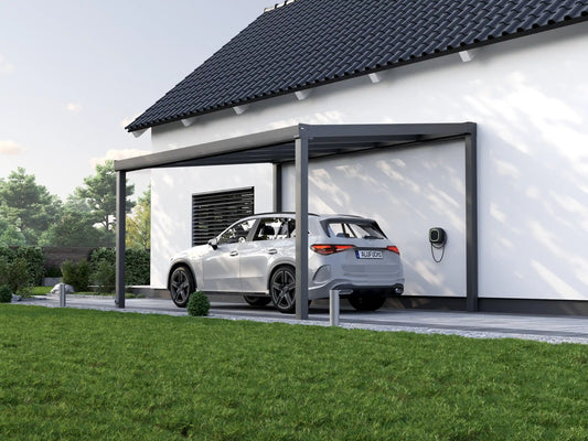 Alufuchs Carport Freistehend im Classic Design aus Aluminium in Anthrazit mit 2 Pfosten am Einfamilienhaus