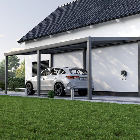 Alufuchs Carport Freistehend im Classic Design aus Aluminium in Anthrazit mit 3 Pfosten am Einfamilienhaus