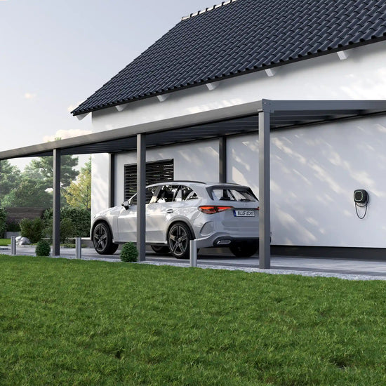 Alufuchs Carport Freistehend im Classic Design aus Aluminium in Anthrazit mit 4 Pfosten am Einfamilienhaus