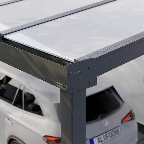 Seitenansicht der Regenrinnen-Seitenkappe eines Alufuchs Carports im Classic Design mit VSG Glas Opal