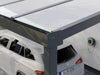Seitenansicht der Regenrinnen-Seitenkappe eines Alufuchs Carports im Classic Design mit VSG Glas Opal