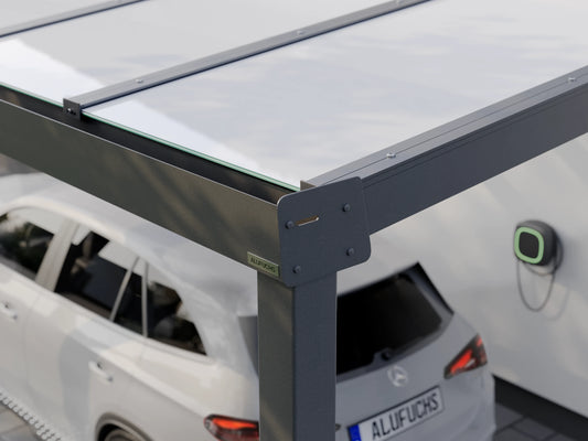 Seitenansicht der Regenrinnen-Seitenkappe eines Alufuchs Carports im Classic Design mit VSG Glas Opal