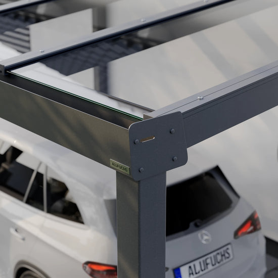 Seitenansicht der Regenrinnen-Seitenkappe eines Alufuchs Carports im Classic Design mit VSG Glas Klar