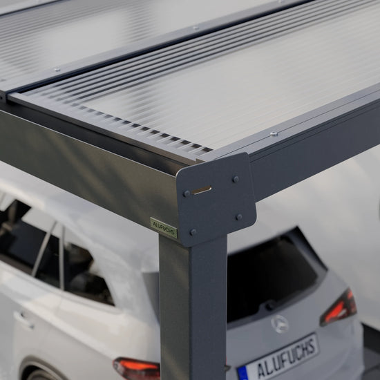 Seitenansicht der Regenrinnen-Seitenkappe eines Alufuchs Carports im Classic Design mit Doppelstegplatten Klar
