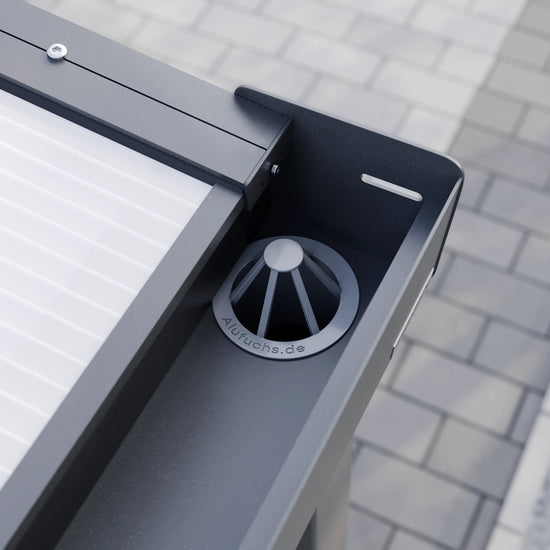 Blattfänger in der Regenrinne eines Alufuchs Carports mit Doppelstegplatten Opal im Classic Design