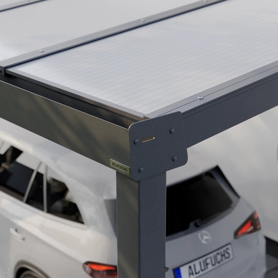 Seitenansicht der Regenrinnen-Seitenkappe eines Alufuchs Carports im Classic Design mit Doppelstegplatten Opal