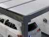 Seitenansicht der Regenrinnen-Seitenkappe eines Alufuchs Carports im Classic Design mit Doppelstegplatten Opal