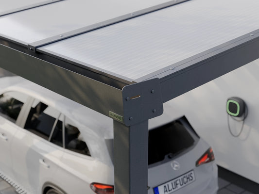 Seitenansicht der Regenrinnen-Seitenkappe eines Alufuchs Carports im Classic Design mit Doppelstegplatten Opal