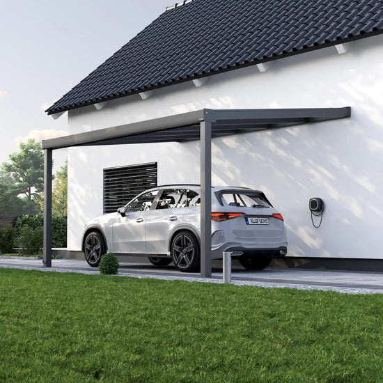 Alufuchs Carport Wandgebunden im Classic Design aus Aluminium in Anthrazit mit 2 Pfosten am Einfamilienhaus
