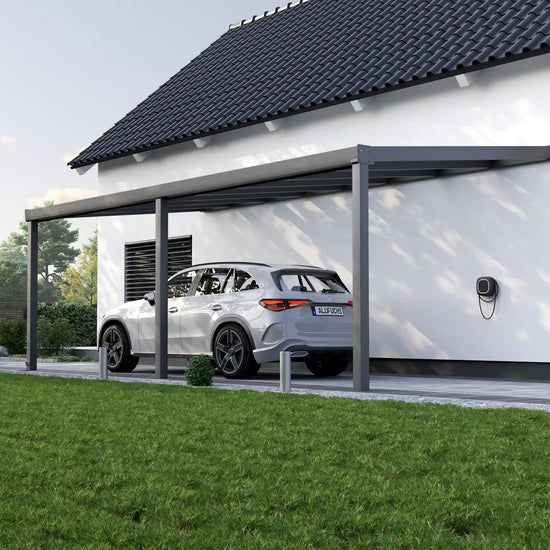 Alufuchs Carport Wandgebunden im Classic Design aus Aluminium in Anthrazit mit 3 Pfosten am Einfamilienhaus
