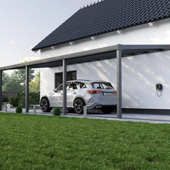 Alufuchs Carport Wandgebunden im Classic Design aus Aluminium in Anthrazit mit 4 Pfosten am Einfamilienhaus