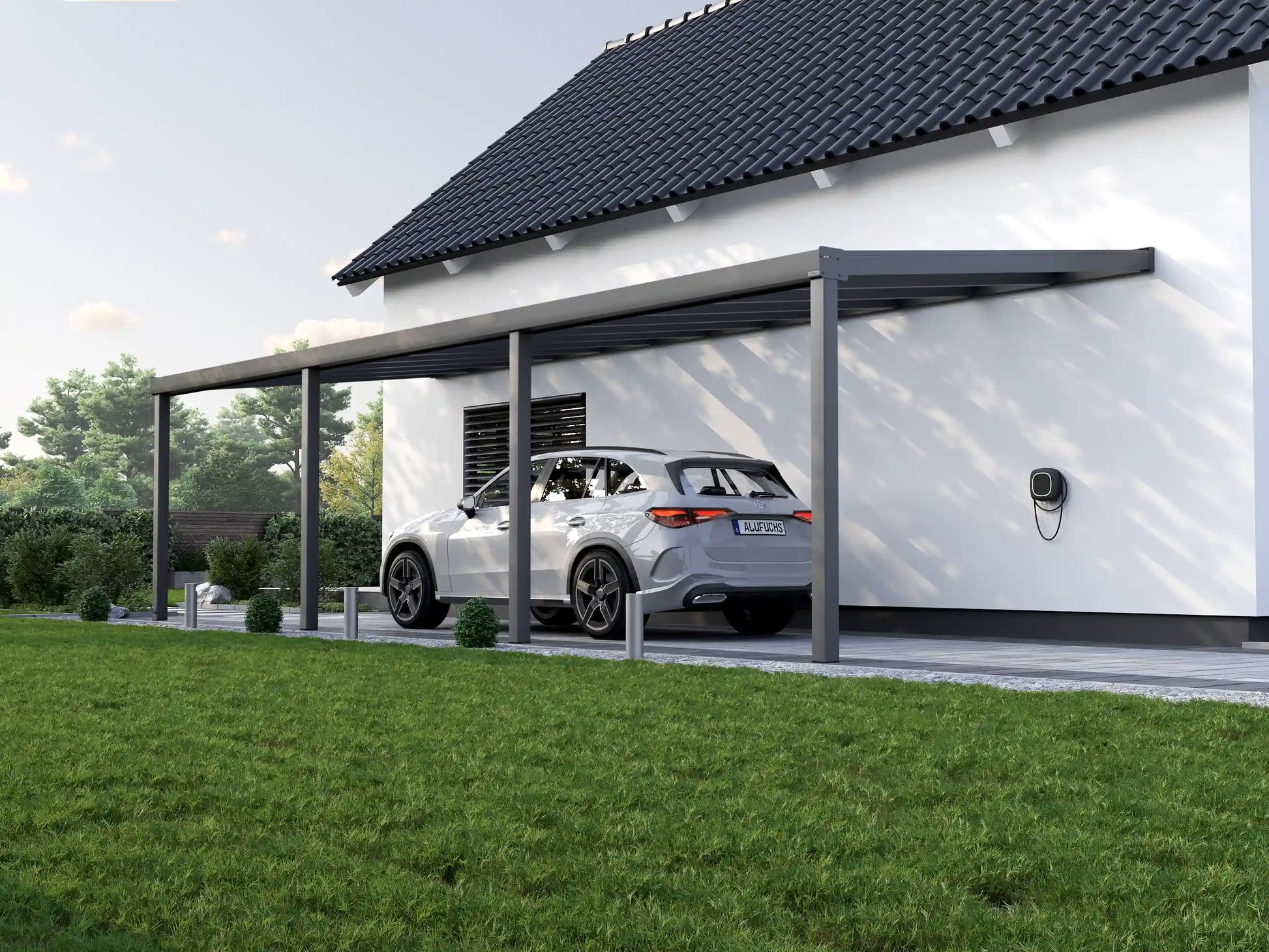 Alufuchs Carport Wandgebunden im Classic Design aus Aluminium in Anthrazit mit 4 Pfosten am Einfamilienhaus