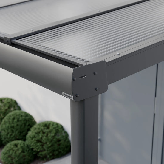 Seitenansicht der Regenrinnen-Seitenkappe einer Alufuchs Eingangsüberdachung im Curved Design mit Doppelstegplatten Klar
