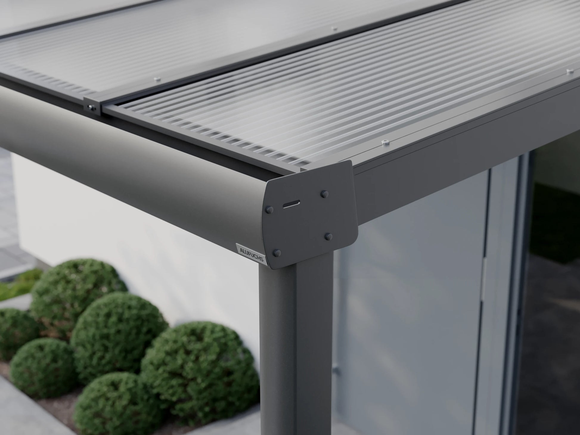 Seitenansicht der Regenrinnen-Seitenkappe einer Alufuchs Eingangsüberdachung im Curved Design mit Doppelstegplatten Klar