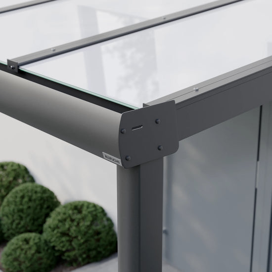 Seitenansicht der Regenrinnen-Seitenkappe einer Alufuchs Eingangsüberdachung im Curved Design mit VSG Glas Opal