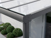 Seitenansicht der Regenrinnen-Seitenkappe einer Alufuchs Eingangsüberdachung im Curved Design mit VSG Glas Opal