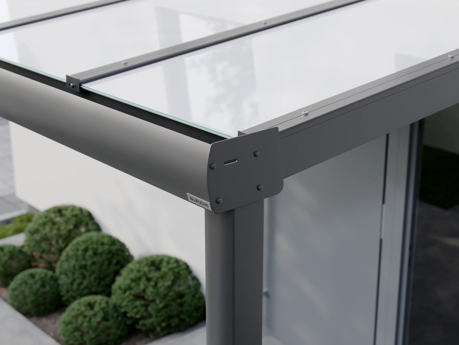 Seitenansicht der Regenrinnen-Seitenkappe einer Alufuchs Eingangsüberdachung im Curved Design mit VSG Glas Opal