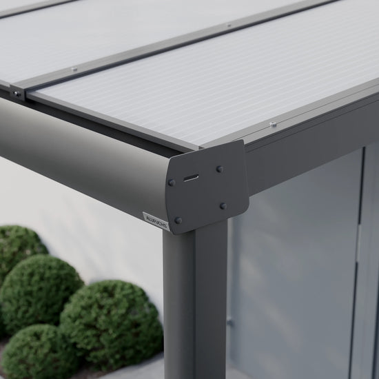 Seitenansicht der Regenrinnen-Seitenkappe einer Alufuchs Eingangsüberdachung im Curved Design mit Doppelstegplatten Opal
