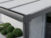 Seitenansicht der Regenrinnen-Seitenkappe einer Alufuchs Eingangsüberdachung im Curved Design mit Doppelstegplatten Opal