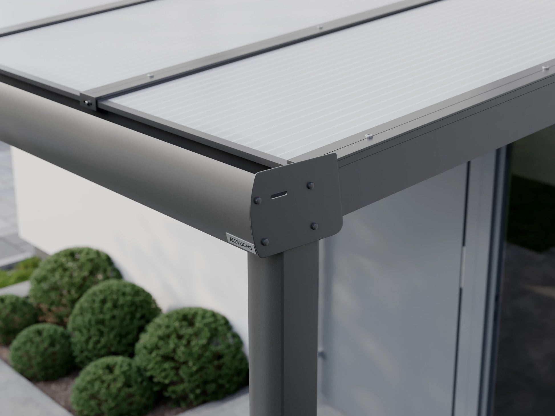 Seitenansicht der Regenrinnen-Seitenkappe einer Alufuchs Eingangsüberdachung im Curved Design mit Doppelstegplatten Opal