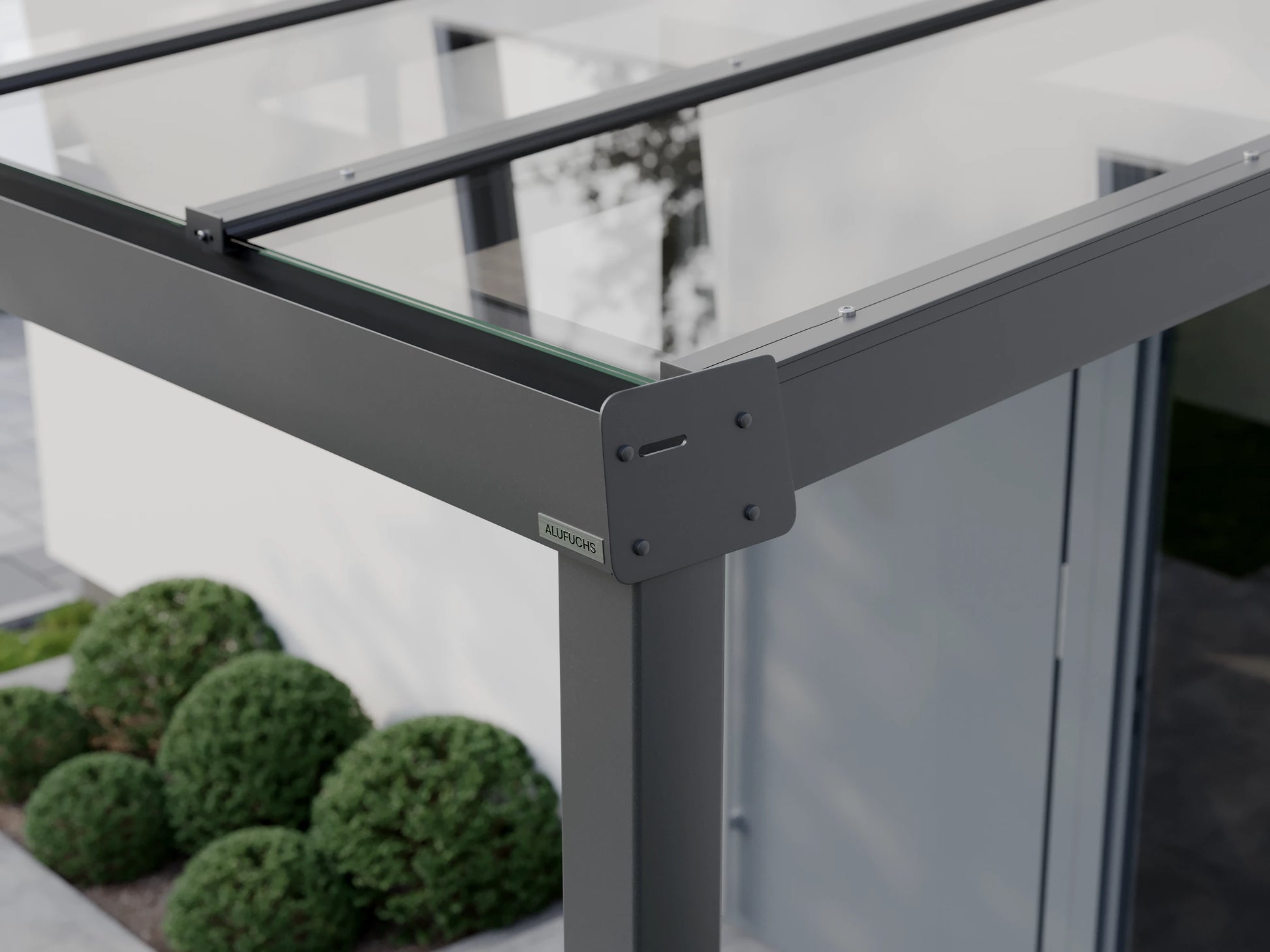 Seitenansicht der Regenrinnen-Seitenkappe einer Alufuchs Eingangsüberdachung im Classic Design mit VSG Glas Klar