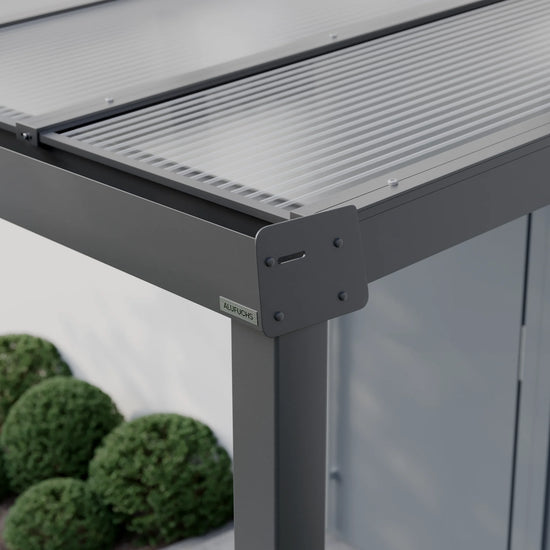 Seitenansicht der Regenrinnen-Seitenkappe einer Alufuchs Eingangsüberdachung im Classic Design mit Doppelstegplatten Klar