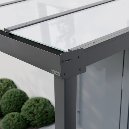 Seitenansicht der Regenrinnen-Seitenkappe einer Alufuchs Eingangsüberdachung im Classic Design mit VSG Glas Opal