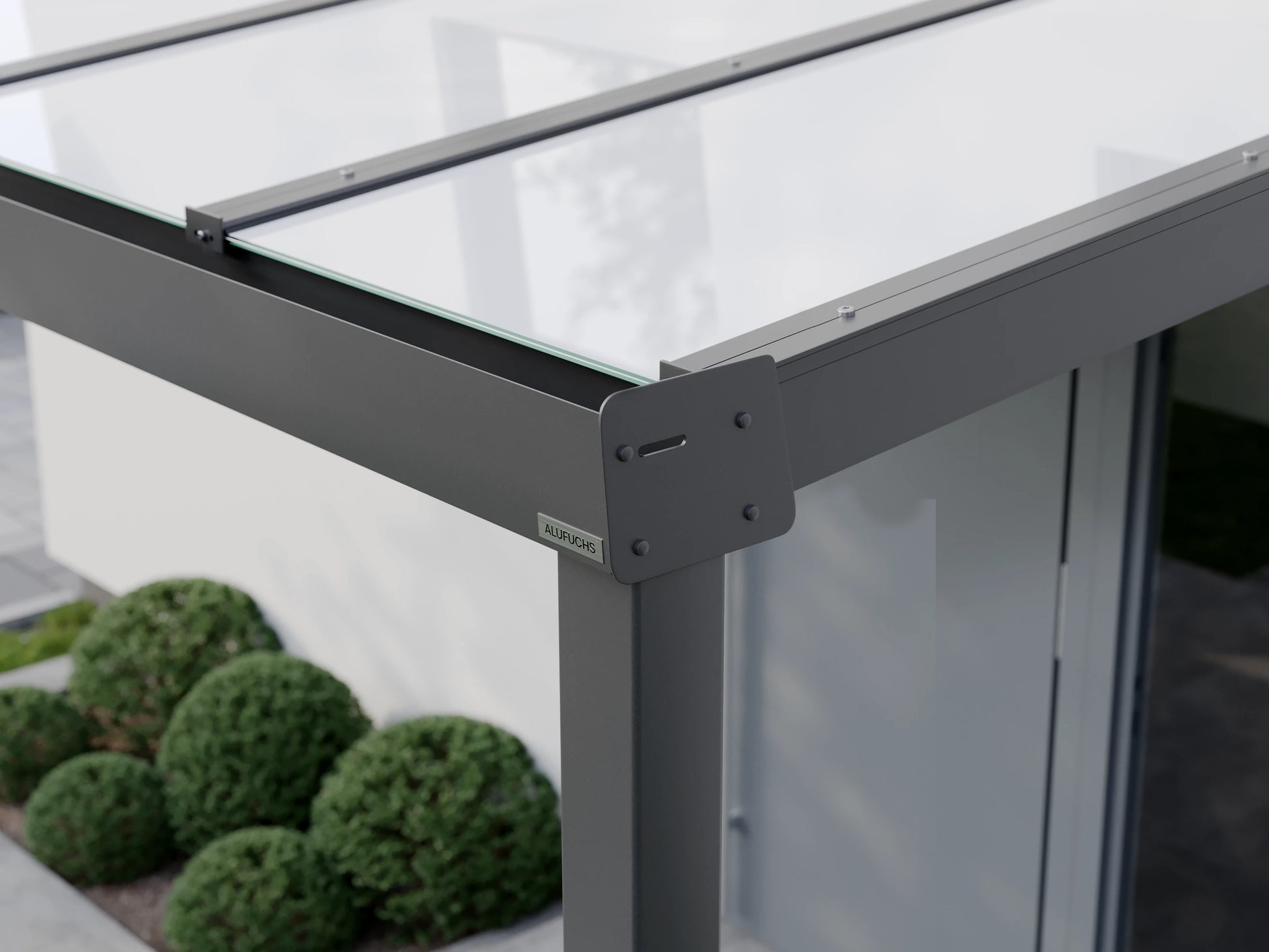 Seitenansicht der Regenrinnen-Seitenkappe einer Alufuchs Eingangsüberdachung im Classic Design mit VSG Glas Opal