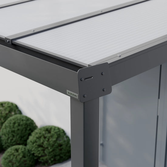 Seitenansicht der Regenrinnen-Seitenkappe einer Alufuchs Eingangsüberdachung im Classic Design mit Doppelstegplatten Opal