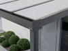 Seitenansicht der Regenrinnen-Seitenkappe einer Alufuchs Eingangsüberdachung im Classic Design mit Doppelstegplatten Opal