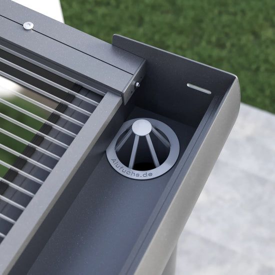 Blattfänger in der Regenrinne einer Alufuchs Eingangsüberdachung mit Doppelstegplatten Klar im Curved Design