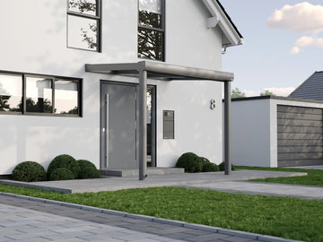 Alufuchs Curved Eingangsüberdachung Wandgebunden aus Aluminium in Anthrazit an modernem Einfamilienhaus – stilvoller Schutz für den Eingangsbereich