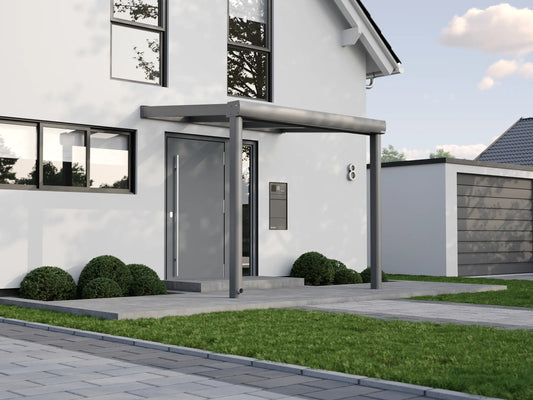 Alufuchs Curved Eingangsüberdachung Wandgebunden aus Aluminium in Anthrazit an modernem Einfamilienhaus – stilvoller Schutz für den Eingangsbereich