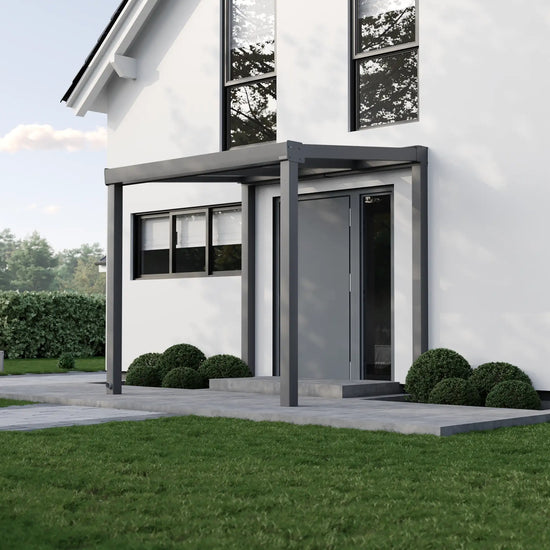 Alufuchs Eingangsüberdachung Freistehend aus Aluminium in Anthrazit an modernem Einfamilienhaus – stilvoller Wetterschutz für den Eingangsbereich