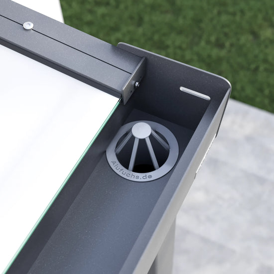 Blattfänger in der Regenrinne einer Alufuchs Eingangsüberdachung mit VSG Glas Opal im Classic Design