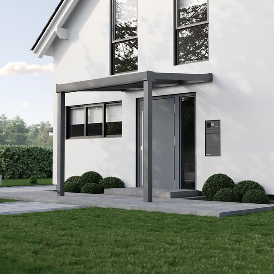 Alufuchs Eingangsüberdachung Wandgebunden aus Aluminium in Anthrazit an modernem Einfamilienhaus – stilvoller Wetterschutz für den Eingangsbereich