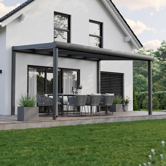 Alufuchs Terrassenüberdachung Freistehend im Curved Design aus Aluminium in Anthrazit mit 2 Pfosten am Einfamilienhaus