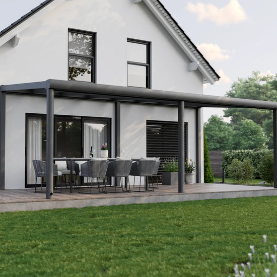 Alufuchs Terrassenüberdachung Freistehend im Curved Design aus Aluminium in Anthrazit mit 3 Pfosten am Einfamilienhaus