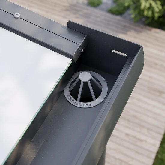 Blattfänger in der Regenrinne einer Alufuchs Terrassenüberdachung mit VSG Glas Opal im Curved Design