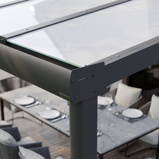Seitenansicht der Regenrinnen-Seitenkappe einer Alufuchs Terrassenüberdachung im Curved Design mit VSG Glas Opal