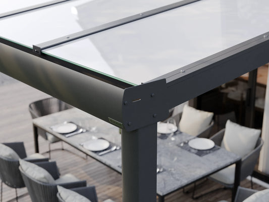 Seitenansicht der Regenrinnen-Seitenkappe einer Alufuchs Terrassenüberdachung im Curved Design mit VSG Glas Opal