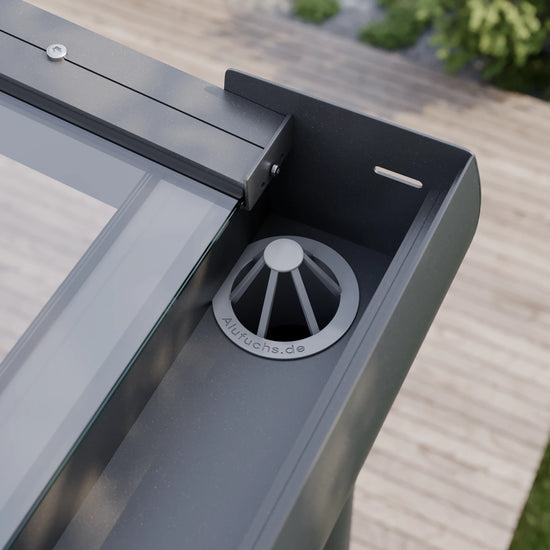 Blattfänger in der Regenrinne einer Alufuchs Terrassenüberdachung mit VSG Glas Klar im Curved Design