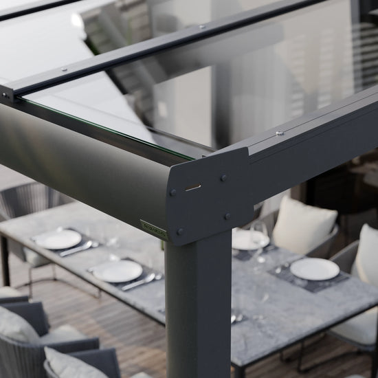 Seitenansicht der Regenrinnen-Seitenkappe einer Alufuchs Terrassenüberdachung im Curved Design mit VSG Glas Klar