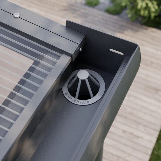 Blattfänger in der Regenrinne einer Alufuchs Terrassenüberdachung mit Doppelstegplatten Klar im Curved Design