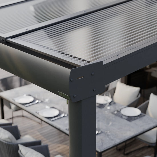 Seitenansicht der Regenrinnen-Seitenkappe einer Alufuchs Terrassenüberdachung im Curved Design mit Doppelstegplatten Klar