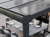 Seitenansicht der Regenrinnen-Seitenkappe einer Alufuchs Terrassenüberdachung im Curved Design mit Doppelstegplatten Klar