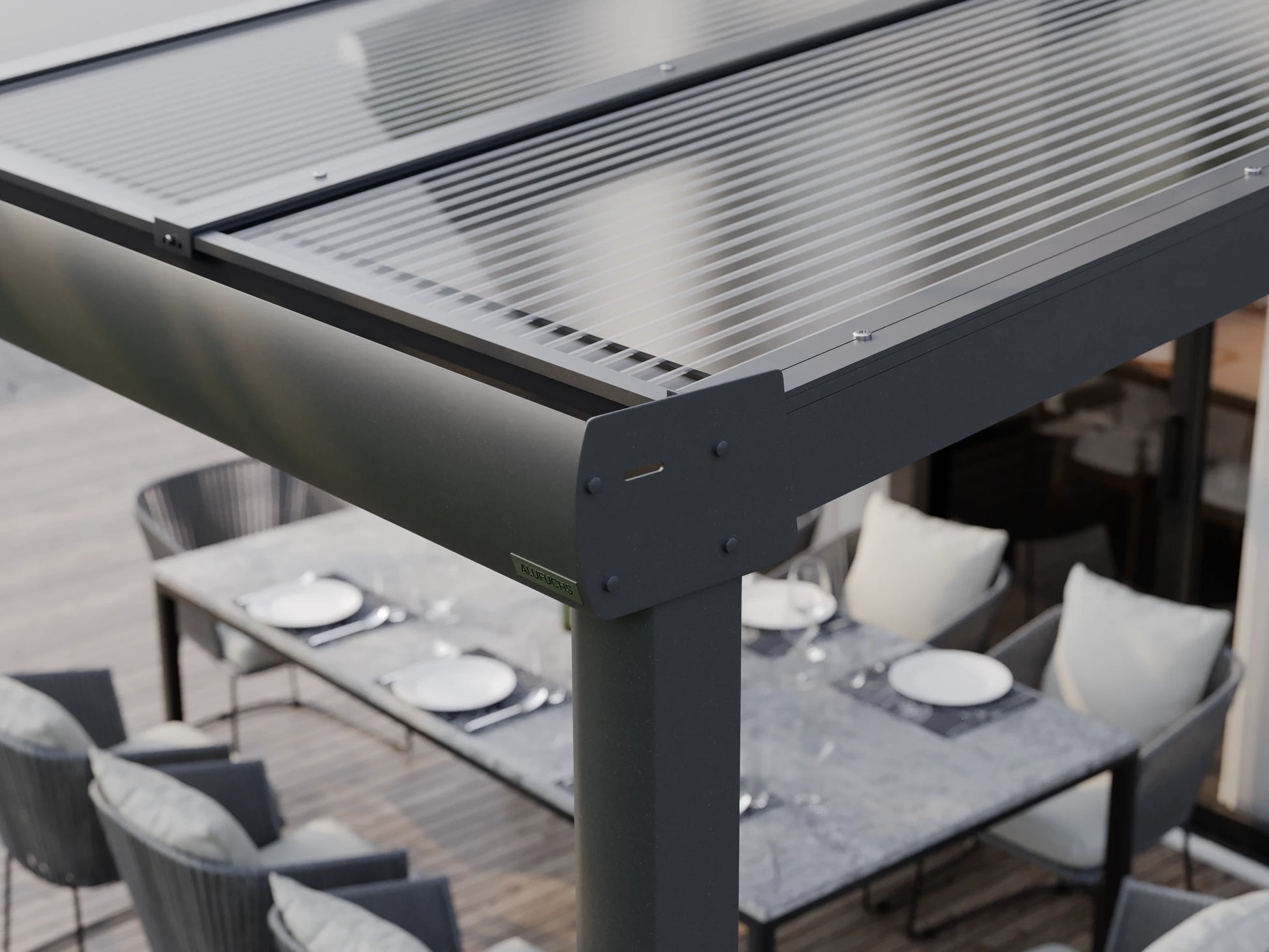 Seitenansicht der Regenrinnen-Seitenkappe einer Alufuchs Terrassenüberdachung im Curved Design mit Doppelstegplatten Klar